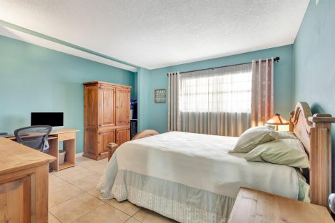 Condo in Lake Park, Florida, 2 bedrooms № 2242183 - photo 26