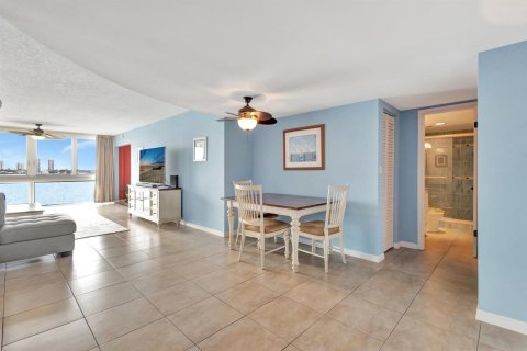 Condo in Lake Park, Florida, 2 bedrooms № 2242183 - photo 3