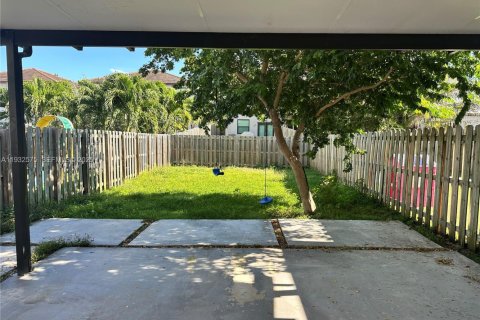 Снять в аренду таунхаус в Хомстед, Флорида 3 спальни, 164.62м2, № 1990996 - фото 16