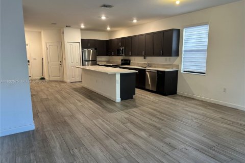 Снять в аренду таунхаус в Хомстед, Флорида 3 спальни, 164.62м2, № 1990996 - фото 5