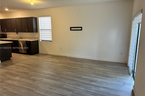 Снять в аренду таунхаус в Хомстед, Флорида 3 спальни, 164.62м2, № 1990996 - фото 6