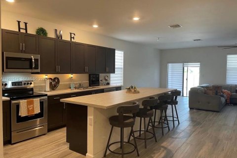 Снять в аренду таунхаус в Хомстед, Флорида 3 спальни, 164.62м2, № 1990996 - фото 2