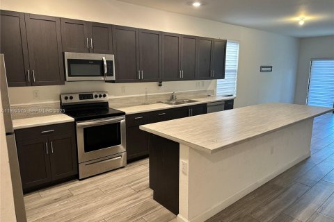 Снять в аренду таунхаус в Хомстед, Флорида 3 спальни, 164.62м2, № 1990996 - фото 4