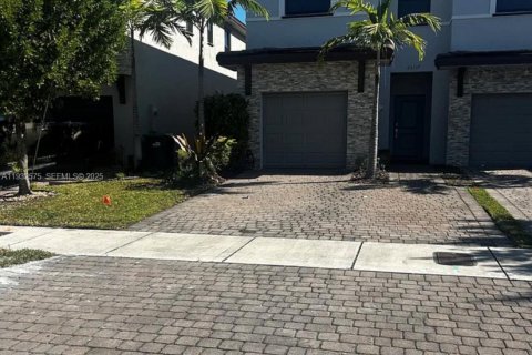 Снять в аренду таунхаус в Хомстед, Флорида 3 спальни, 164.62м2, № 1990996 - фото 1