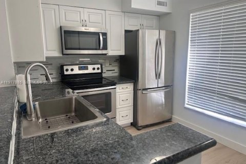 Condo in Pompano Beach, Florida, 2 bedrooms  № 2041856 - photo 2