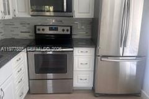 Condo in Pompano Beach, Florida, 2 bedrooms  № 2041856 - photo 3