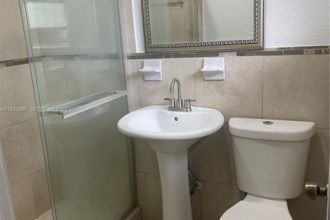 Casa en alquiler en Fort Lauderdale, Florida, 1 dormitorio, 135.36 m2 № 2054986 - foto 3