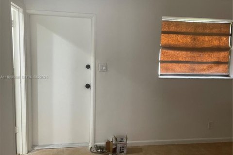 Casa en alquiler en Fort Lauderdale, Florida, 1 dormitorio, 135.36 m2 № 2054986 - foto 2
