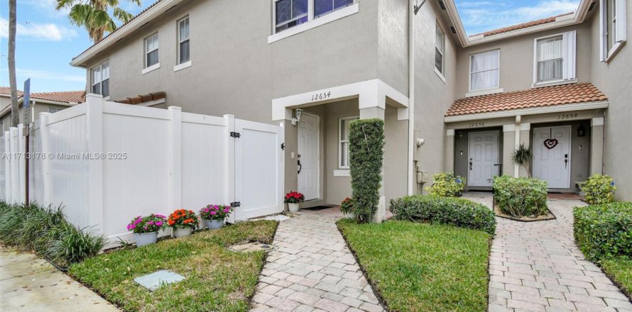 Таунхаус в Мирамар, Флорида 2 спальни, 107.12м2 № 1958628