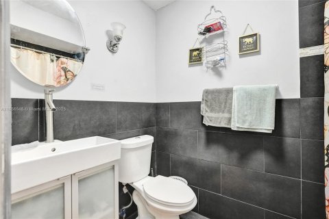 Adosado en venta en Hialeah, Florida, 3 dormitorios, 134.89 m2 № 1881560 - foto 21