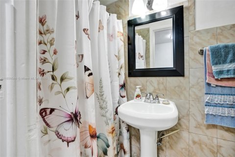 Adosado en venta en Hialeah, Florida, 3 dormitorios, 134.89 m2 № 1881560 - foto 15