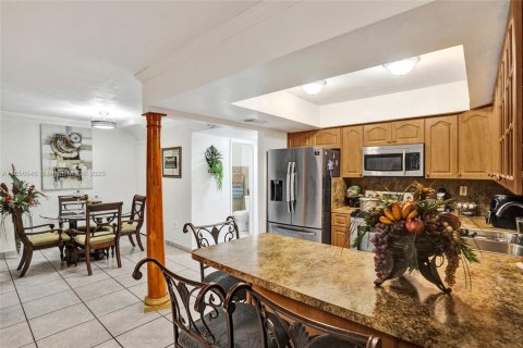 Adosado en venta en Hialeah, Florida, 3 dormitorios, 134.89 m2 № 1881560 - foto 12