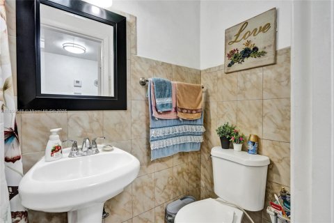 Adosado en venta en Hialeah, Florida, 3 dormitorios, 134.89 m2 № 1881560 - foto 14
