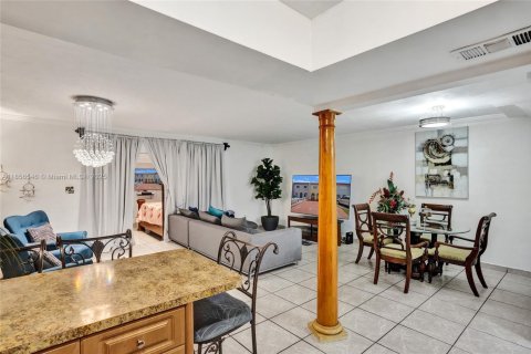 Adosado en venta en Hialeah, Florida, 3 dormitorios, 134.89 m2 № 1881560 - foto 13