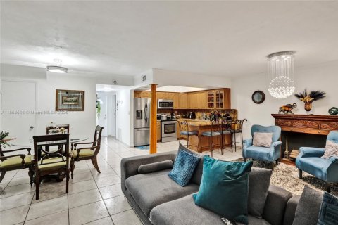 Adosado en venta en Hialeah, Florida, 3 dormitorios, 134.89 m2 № 1881560 - foto 6
