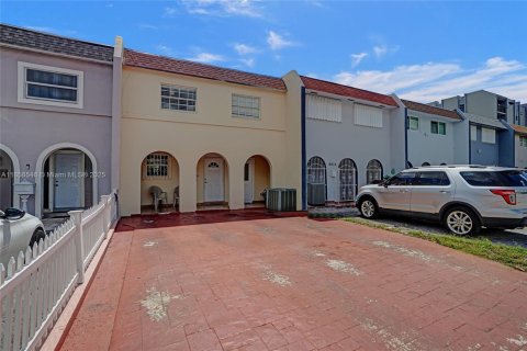 Adosado en venta en Hialeah, Florida, 3 dormitorios, 134.89 m2 № 1881560 - foto 2