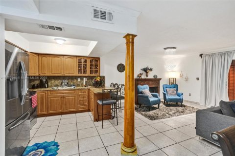 Adosado en venta en Hialeah, Florida, 3 dormitorios, 134.89 m2 № 1881560 - foto 9