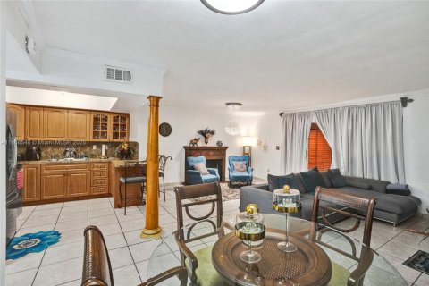 Adosado en venta en Hialeah, Florida, 3 dormitorios, 134.89 m2 № 1881560 - foto 8