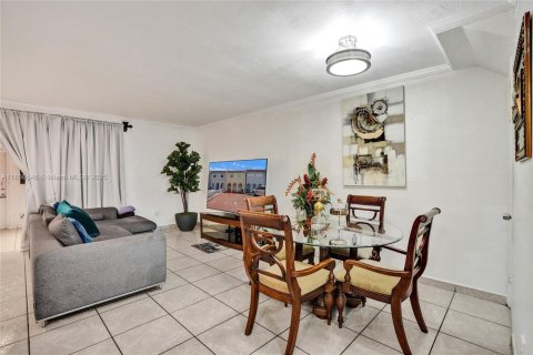 Adosado en venta en Hialeah, Florida, 3 dormitorios, 134.89 m2 № 1881560 - foto 7