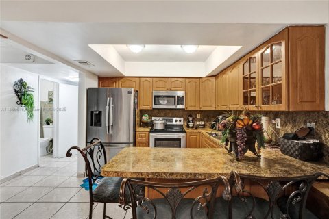 Adosado en venta en Hialeah, Florida, 3 dormitorios, 134.89 m2 № 1881560 - foto 11