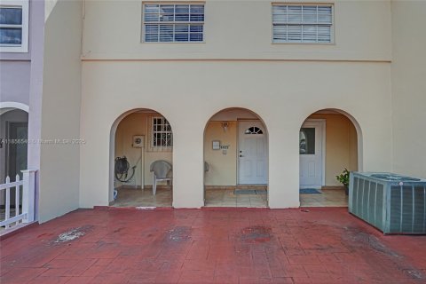 Adosado en venta en Hialeah, Florida, 3 dormitorios, 134.89 m2 № 1881560 - foto 4