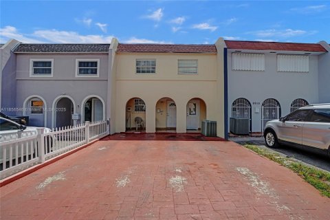 Adosado en venta en Hialeah, Florida, 3 dormitorios, 134.89 m2 № 1881560 - foto 1