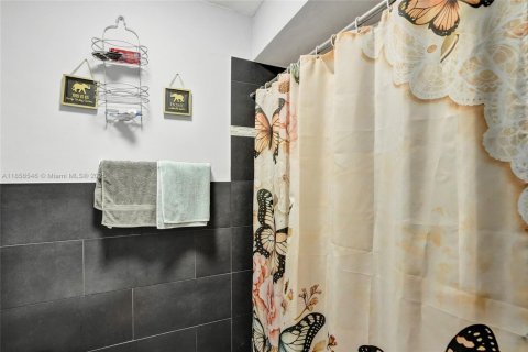 Adosado en venta en Hialeah, Florida, 3 dormitorios, 134.89 m2 № 1881560 - foto 22