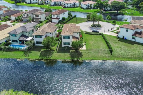 Снять в аренду виллу или дом в Пемброк-Пайнс, Флорида 4 спальни, 222.69м2, № 1991656 - фото 4