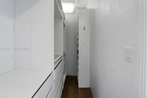 Снять в аренду виллу или дом в Пемброк-Пайнс, Флорида 4 спальни, 222.69м2, № 1991656 - фото 23