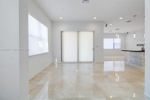 Снять в аренду виллу или дом в Пемброк-Пайнс, Флорида 4 спальни, 222.69м2, № 1991656 - фото 12