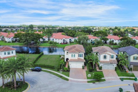 Снять в аренду виллу или дом в Пемброк-Пайнс, Флорида 4 спальни, 222.69м2, № 1991656 - фото 1