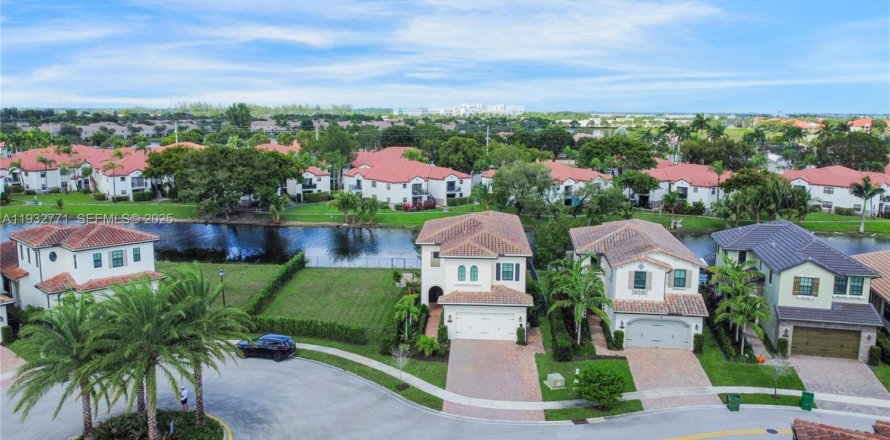 Дом в Пемброк-Пайнс, Флорида 4 спальни, 222.69м2 № 1991656