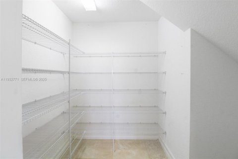 Снять в аренду виллу или дом в Пемброк-Пайнс, Флорида 4 спальни, 222.69м2, № 1991656 - фото 10