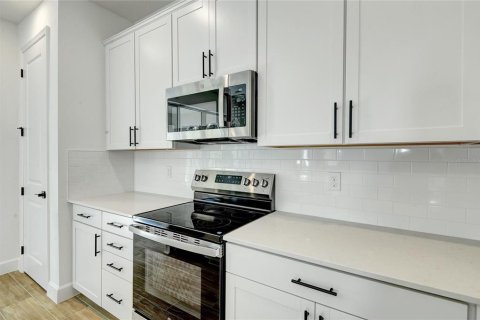 House in Mount Dora, Florida 4 bedrooms, 248.05 sq.m. № 2205579 - photo 6