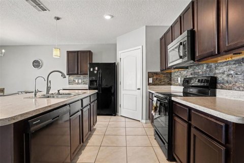 House in Auburndale, Florida 4 bedrooms, 171.96 sq.m. № 2238718 - photo 6