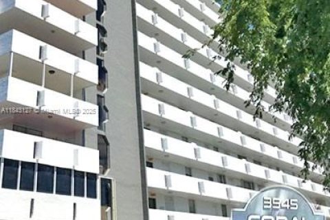 Снять в аренду кондоминиум в Норт-Майами-Бич, Флорида 2 спальни, 103.12м2, № 1836163 - фото 1