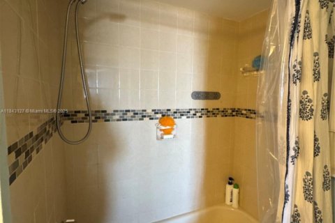 Снять в аренду кондоминиум в Норт-Майами-Бич, Флорида 2 спальни, 103.12м2, № 1836163 - фото 28