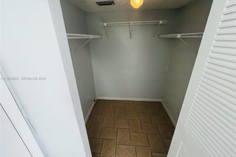 Apartamento en alquiler en North Lauderdale, Florida, 2 dormitorios, 92.9 m2 № 1992122 - foto 9