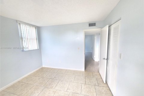 Apartamento en alquiler en North Lauderdale, Florida, 2 dormitorios, 92.9 m2 № 1992122 - foto 10