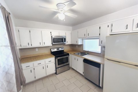 Apartamento en alquiler en North Lauderdale, Florida, 2 dormitorios, 92.9 m2 № 1992122 - foto 2