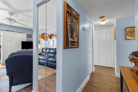 Condo in Saint Petersburg, Florida, 2 bedrooms  № 1437836 - photo 3