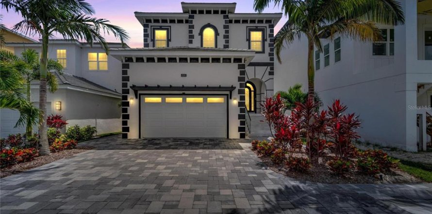 House in Apollo Beach, Florida 4 bedrooms, 308.62 sq.m. № 1089200