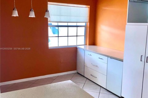Condominio en alquiler en Miami, Florida, 2 dormitorios, 98.48 m2 № 2066751 - foto 4