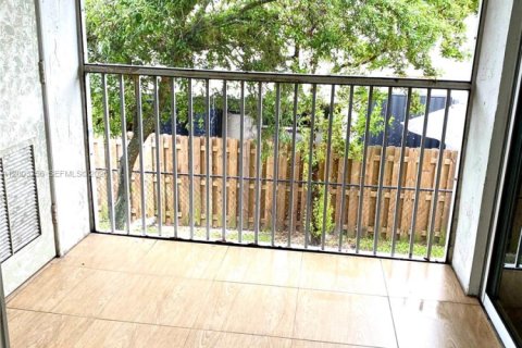 Condominio en alquiler en Miami, Florida, 2 dormitorios, 98.48 m2 № 2066751 - foto 11