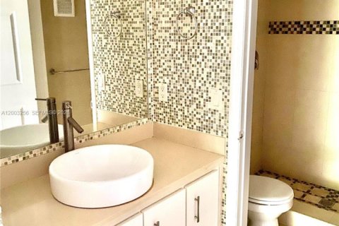 Condominio en alquiler en Miami, Florida, 2 dormitorios, 98.48 m2 № 2066751 - foto 9