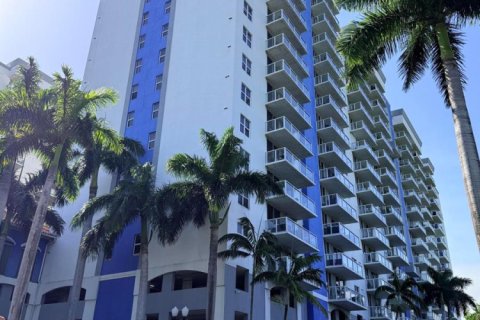 Купить кондоминиум в Майами, Флорида 3 комнаты, 63.64м2, № 2086095 - фото 2