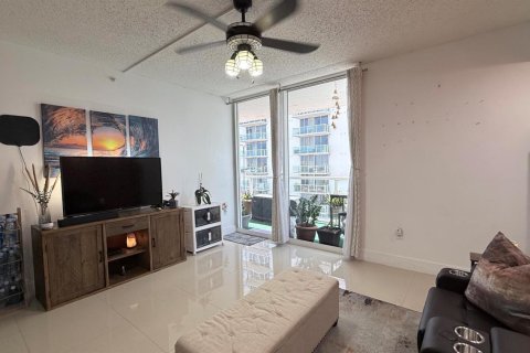 Купить кондоминиум в Майами, Флорида 3 комнаты, 63.64м2, № 2086095 - фото 6