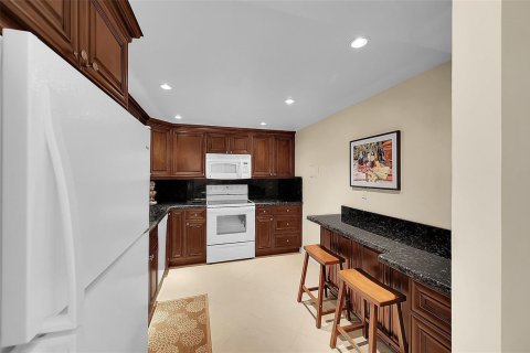 Condo in Pompano Beach, Florida, 2 bedrooms  № 2177327 - photo 3