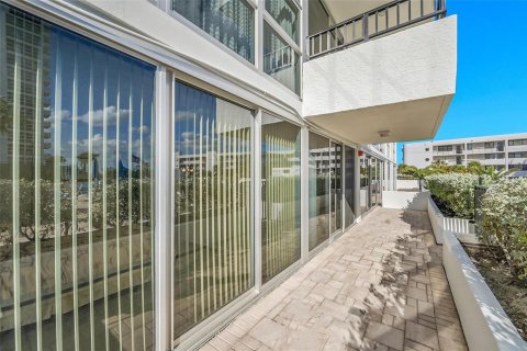 Condo in Pompano Beach, Florida, 2 bedrooms  № 2177327 - photo 24