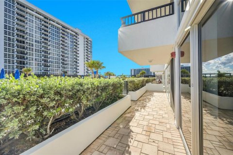 Condo in Pompano Beach, Florida, 2 bedrooms  № 2177327 - photo 22
